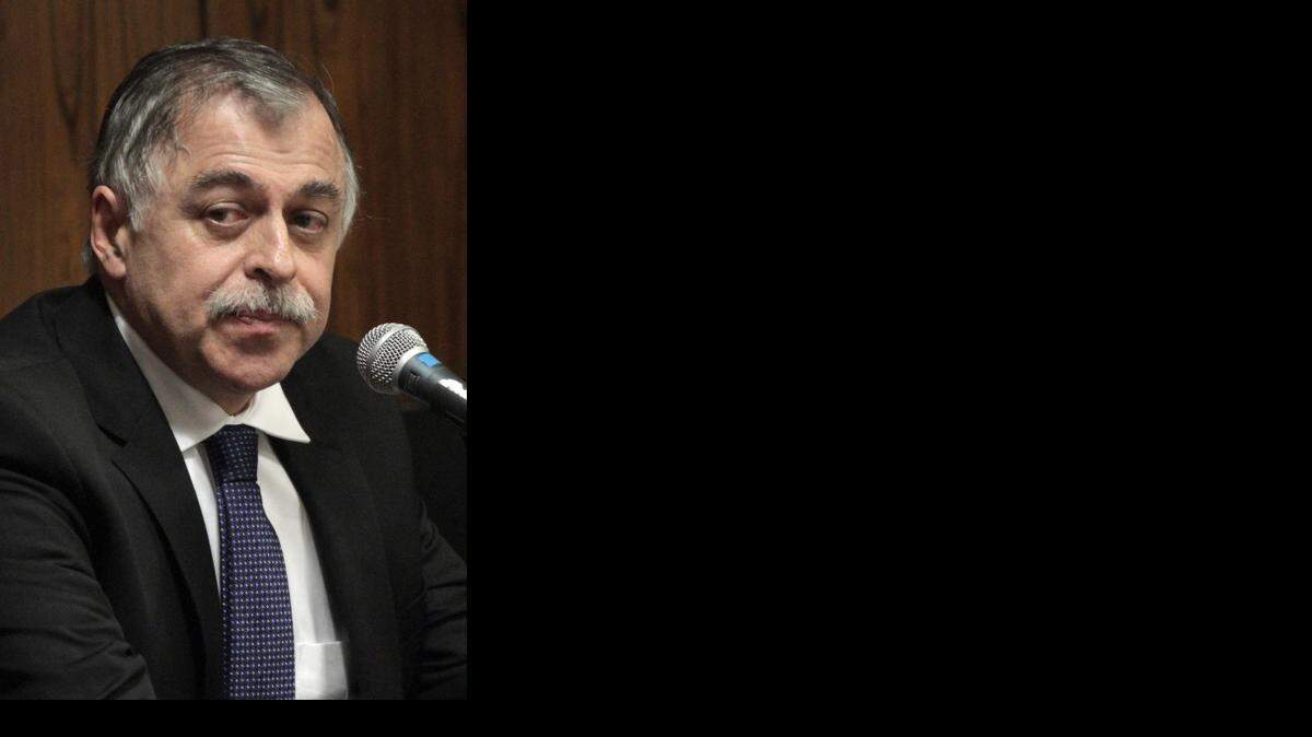 <cutline_leadin>El ex </cutline_leadin>director de Abastecimiento de Petrobras, Paulo Roberto Costa, acusado de lavado de dinero.<252><252>