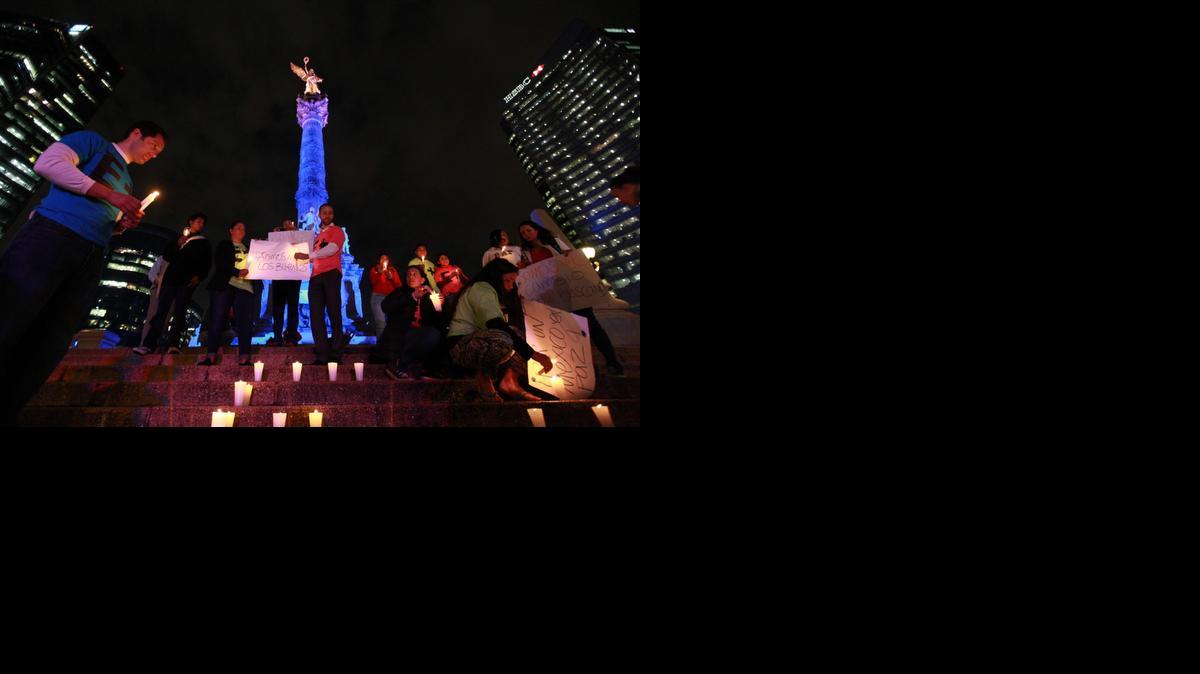 
Mexicanos salen con veladoras el martes a las calles de Ciudad de México, así como en otras ciudades del país, en solidaridad con los 43 estudiantes que desaparecieron el pasado 26 de septiembre, y para exigir que se acabe la violencia en el país. 
