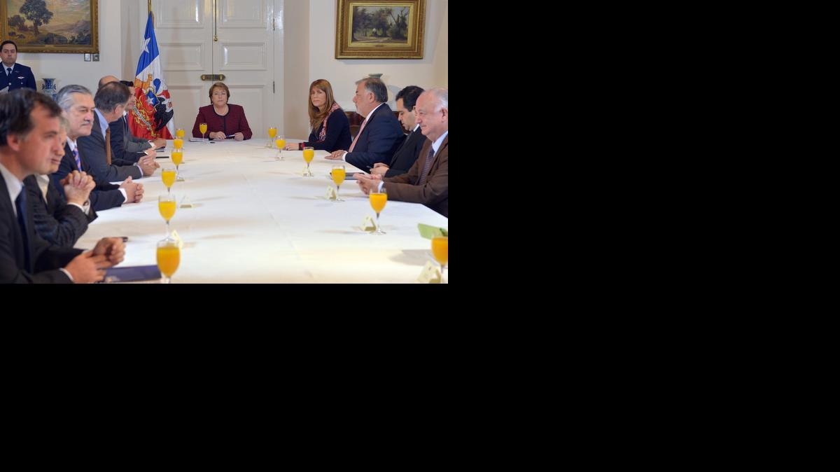 
La presidenta de Chile, Michelle Bachelet (cen.), durante una reunión con los presidentes de partidos y movimientos políticos el miércoles para analizar el atentado ocurrido el lunes en el estación Escuela Militar del metro, en Santiago.
