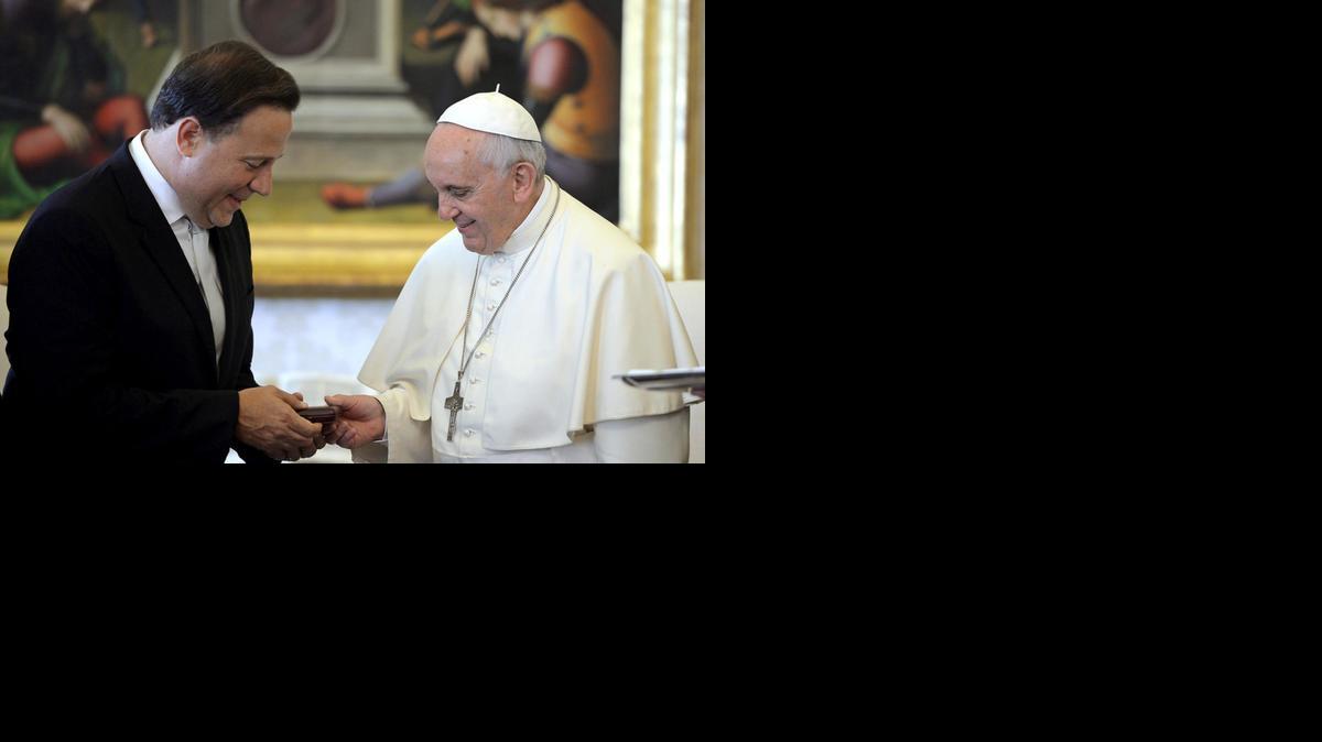 
El presidente panameño Juan Carlos Varela (izq.) y el papa Francisco durante una reunión que duró 20 minutos, en el Vaticano.
