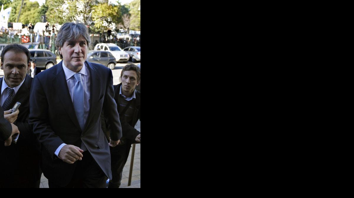 
El vicepresidente argentino Amado Boudou (cent.) llega a una corte para declarar sobre las acusaciones de corrupción que existen en su contra, en Buenos Aires, Argentina. 
