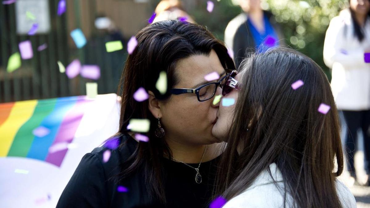 ARCHIVO - Roxana Ortiz (i) y Virginia Gómez (d) se besan tras la formalización de su unión en el registro civil el jueves 22 de octubre de 2015, en Santiago de Chile. 