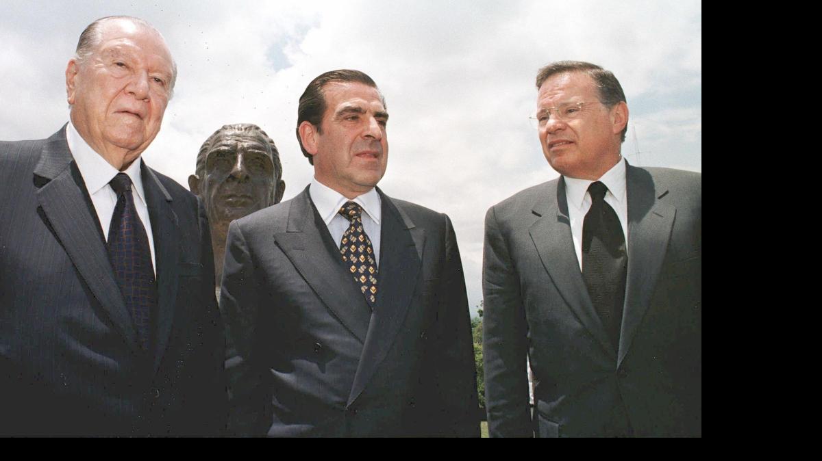 
El ex presidente de Costa Rica, Miguel Angel Rodríguez (der.), junto con los ex mandatarios de Venezuela, Rafael Caldera (izq.), y de Chile, Eduardo Frei, en San José, en 1998. 
