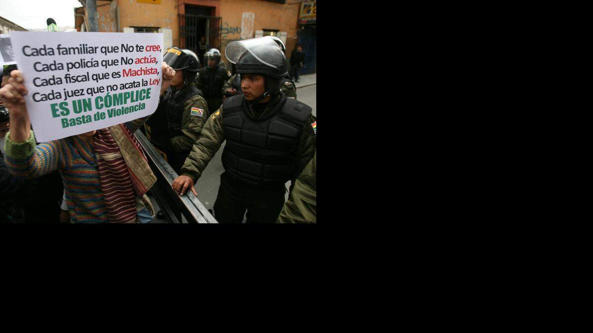 
Activistas participan en febrero pasado en una marcha en La Paz, Bolivia, para repudiar la violencia machista tras el asesinato de una periodista. 
