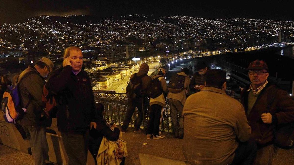 
Un grupo de personas se concentra en el mirador Barón en la ciudad costera de Valparaiso, hoy 16 de septiembre de 2015, tras la alerta de tsunami decretado por las autoridades tras el terremoto de 7,9 en la escala de Richter que hoy afecto a la zona central de Chile. 
