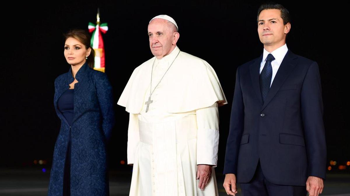 Fotografía cedida por Presidencia de México hoy, jueves 18 de febrero de 2016, del mandatario mexicano, Enrique Peña Nieto (d), y su esposa, Angélica Rivera (i), junto al papa Francisco durante su despedida en el último día de su visita al país, en el Aeropuerto Internacional de Ciudad Juárez.