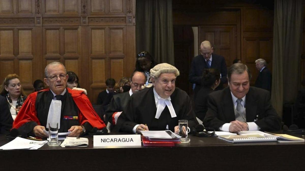 
Los integrantes de la delegación de Nicaragua el martes momentos antes presentar sus alegatos orales ante la CIJ, en el caso sobre supuestas violaciones de Colombia.
