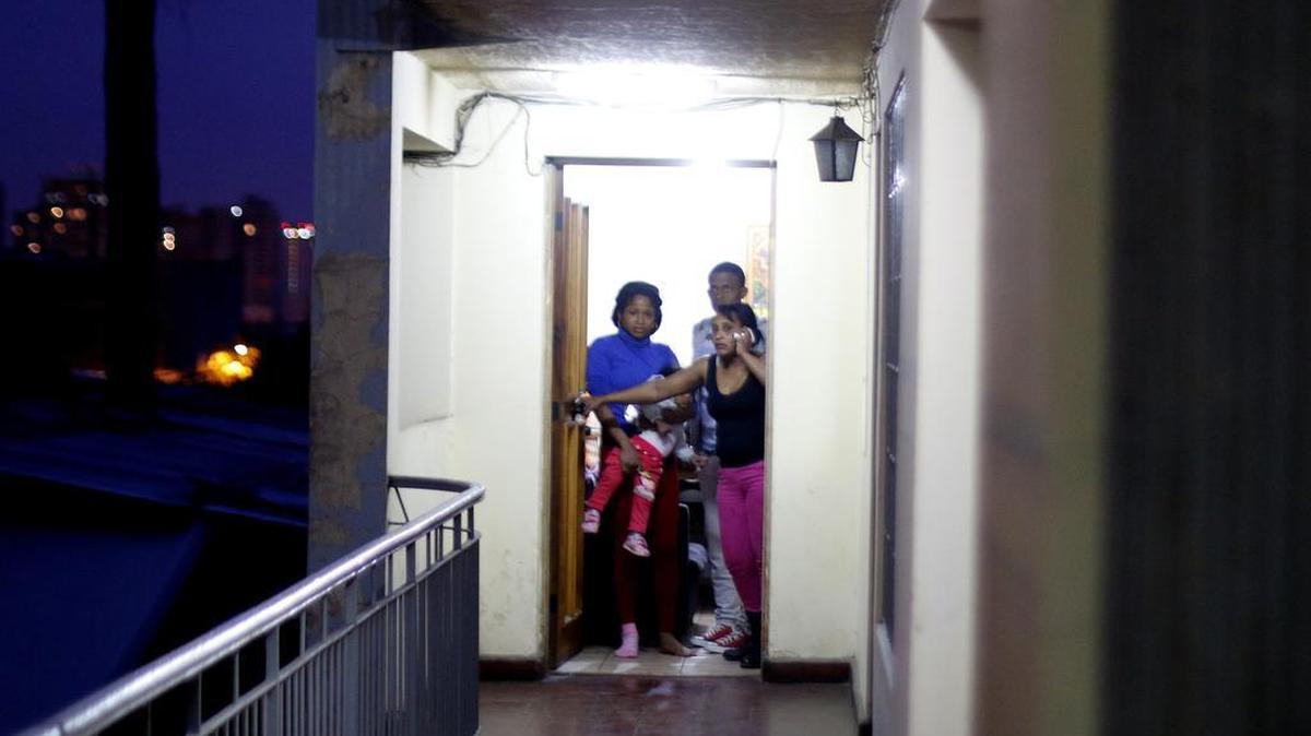 
Una familia se prepara para evacuar durante un movimiento sísmico el miércoles 16 de septiembre 2015, en santiago de Chile (Chile). 
