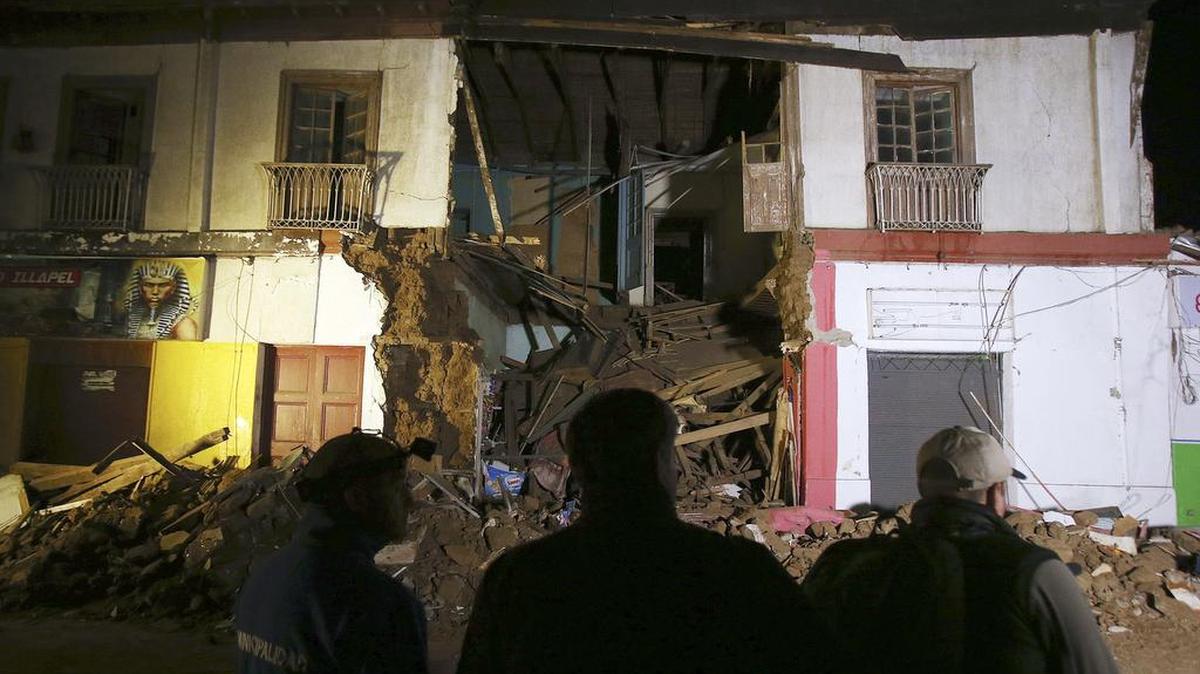 
Vista de una vivienda destruída hoy, jueves 17 de septiembre de 2015, tras el terremoto de 8,4 en la escala de Richter, la ciudad de Illapel, al norte de Santiago de Chile.
