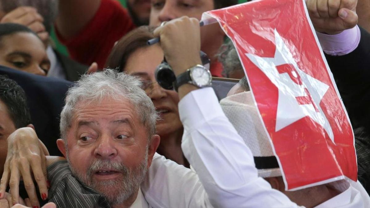El ex presidente Luiz Inácio Lula da Silva es abrazado por seguidores el jueves pasado, tras la ceremonia donde juró como ministro del gobierno de la mandataria brasileña Dilma Rousseff.