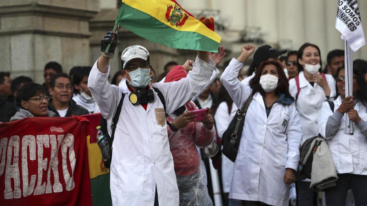 Médicos bolivianos protestan el lunes 8 de enero de 2018, frente a la vicepresidencia boliviana en La Paz (Bolivia).