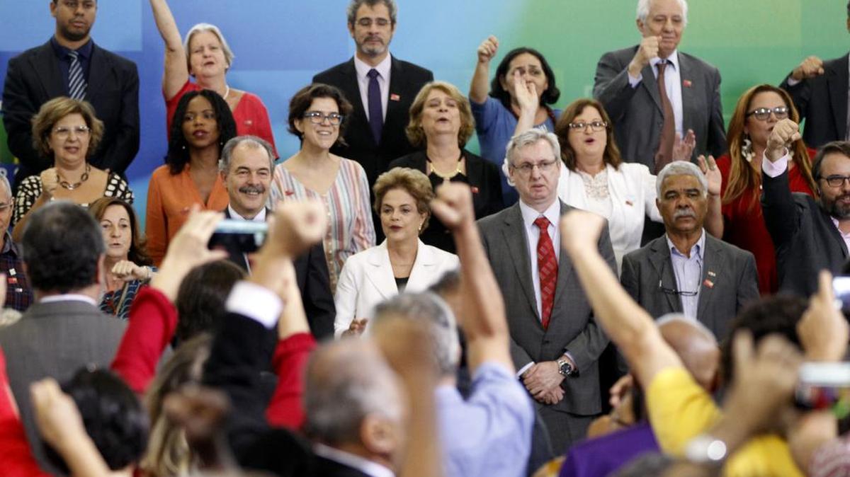 La presidenta brasileña, Dilma Rousseff (c), asiste a un acto con profesores y estudiantes, el martes 12 de abril de 2016, en Palacio del Planalto en Brasilia.