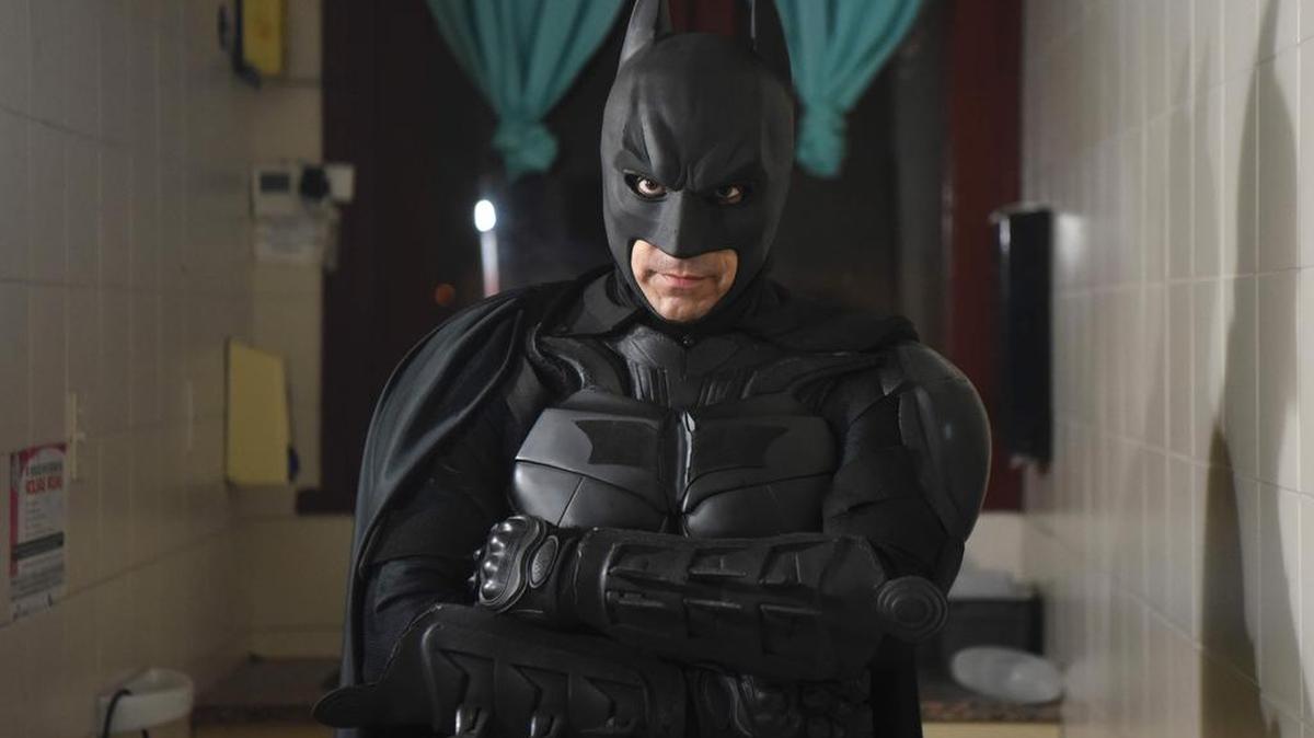 El Batman argentino posa para una foto en el Hospital Infantil "Sor Maria Ludovica" de La Plata, a 60 kilómetros al sur de Buenos Aires, el 2 de junio de 2017.