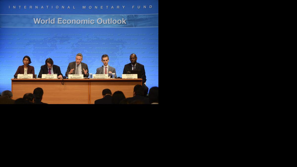 
El economista jefe del Fondo Monetario Internacional (FMI), Olivier Blanchard (cen.), ofrece una rueda de prensa el martes para presentar el informe de las ‘Perspectivas Económicas Globales del FMI’, en Washington.
