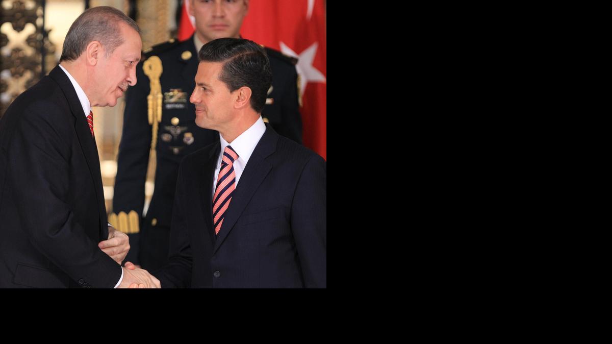 
El presidente de Turquía, Recep Tayyip Erdogan (izq.), estrecha la mano de su homólogo mexicano, Enrique Peña Nieto, en el Palacio Nacional de Ciudad de México.
