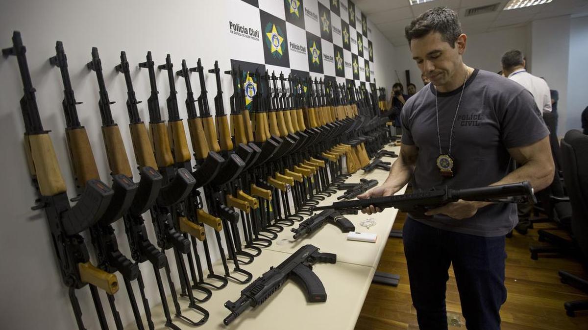 Un policía muestra uno de los rifles de guerra confiscados el jueves en el Aeropuerto Internacional de Río de Janeiro. Un cargamento de 60 rifles fue confiscado y cuatro personas fueron arrestadas.