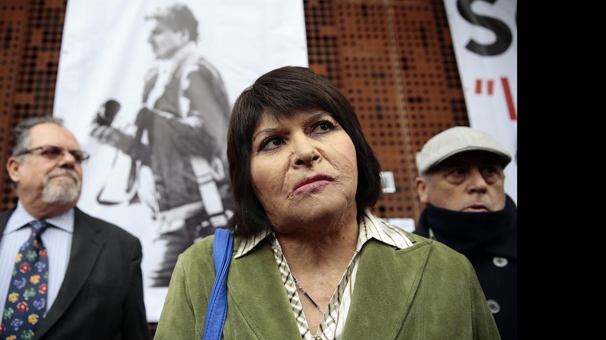 
La chilena Carmen Gloria Quintana, quien fuera quemada junto al fotógrafo Rodrigo Rojas Denegri, en 1986, por la dictadura de Augusto Pinochet, participa el martes en Santiago, en un homenaje a Rojas, por parte de la Asociación de Fotógrafos Independientes (AFI) Histórica, la Unión de Reporteros Gráficos y Camarógrafos de Chile (URG) y el Centro Nacional del Patrimonio Fotográfico (Cenfoto).

