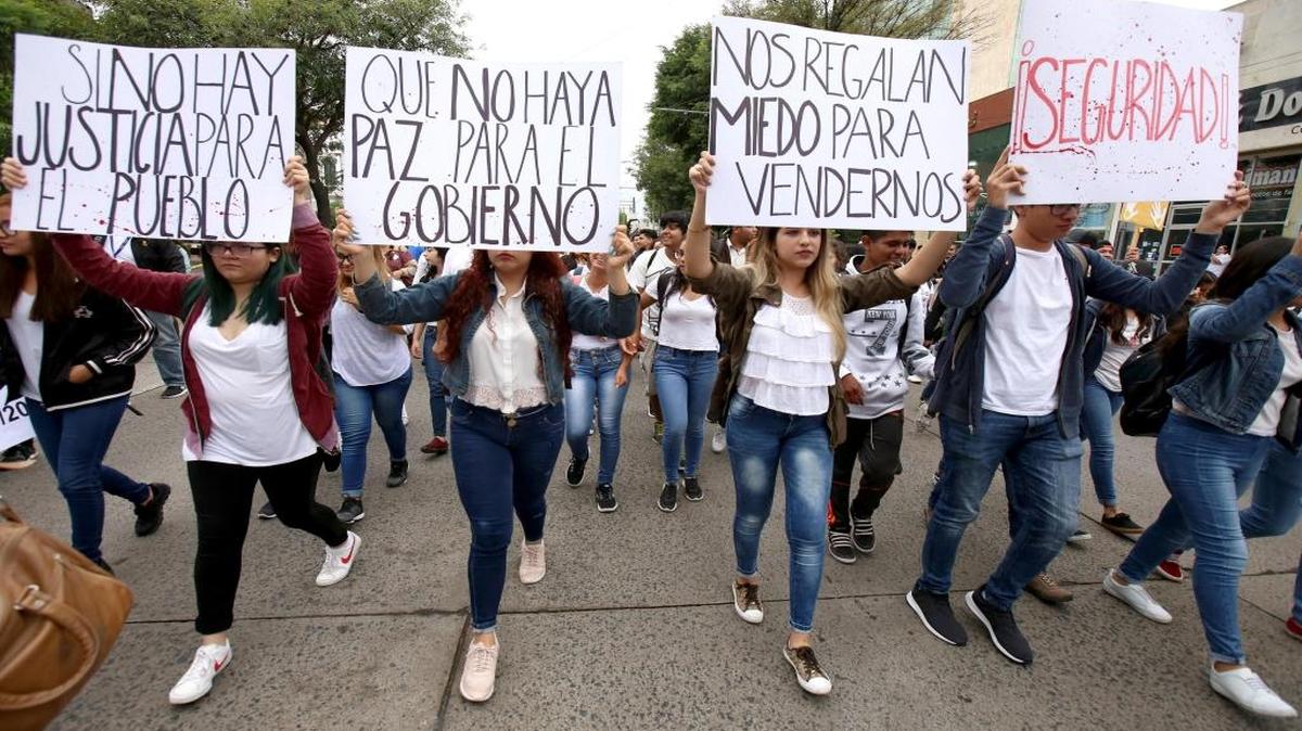 Estudiantes se manifiestan para exigir al gobierno seguridad debido a la ola de robos y asesinatos que ocurren en las inmediaciones de los planteles educativos el lunes 4 de septiembre de 2017, en Guadalajara (México). El detonante de las protestas ocurrió el fin de la semana pasada cuando un estudiante murió cuando un grupo de delincuentes intentó robarle el teléfono celular.