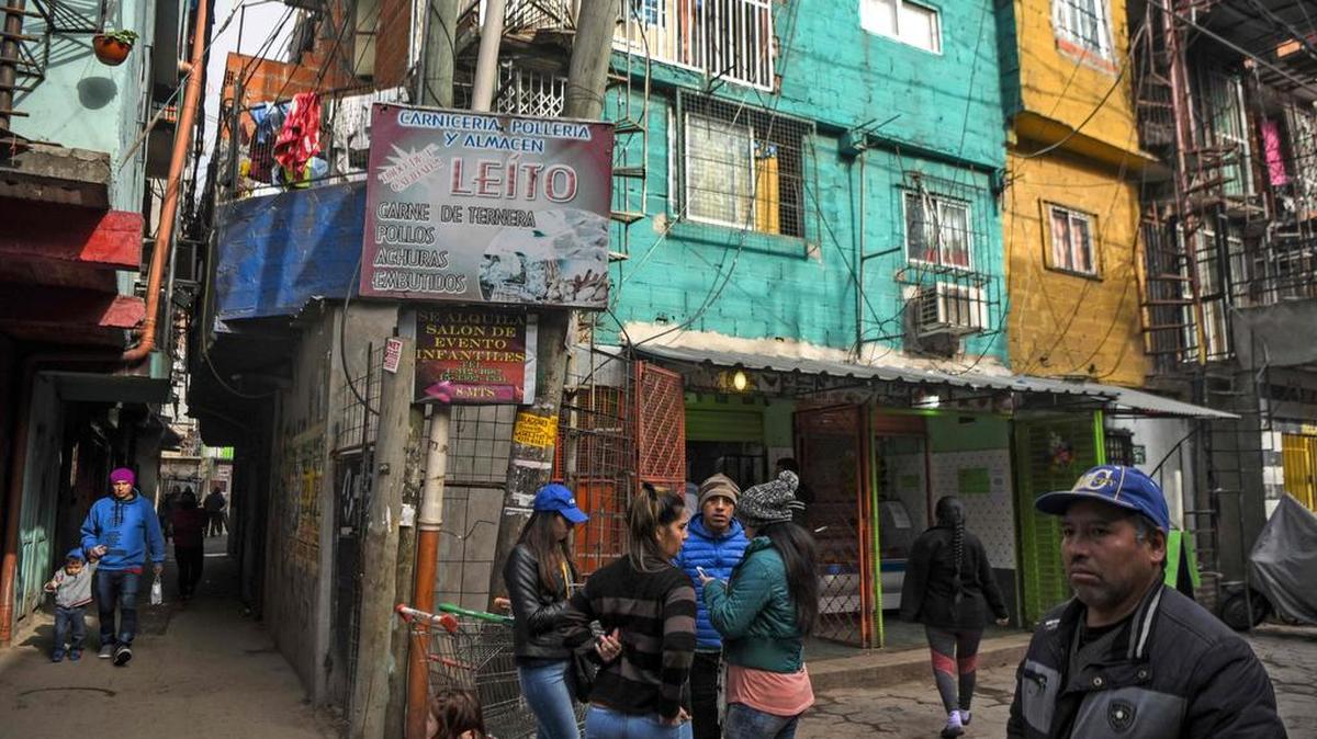 Residentes son vistos en el barrio de Villa 31 en Buenos Aires, Argentina, en junio de 2017.