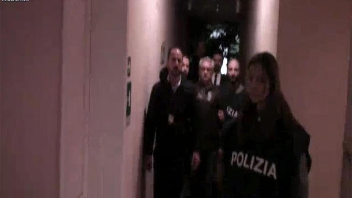 Vista de la operación policial llevada a cabo por la policía italiana para arrestar al ex gobernador del norteño estado mexicano de Tamaulipas buscado en su país por delincuencia organizada, Tomás Yarrington, en Florencia (Italia) ayer, 10 de abril de 2017.