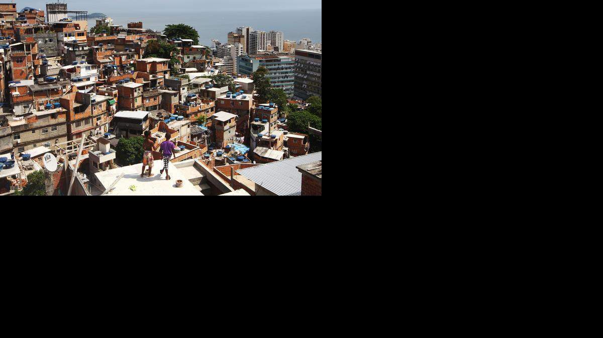 
Niños vuelan cometas en una comunidad cercana a las favelas de Río de Janeiro, en el 2014.
