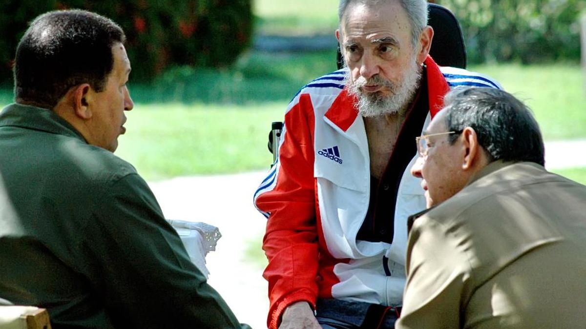Foto de archivo del gobernante cubano Fidel Castro junto a su hermano Raúl Castro y al fallecido presidente venezolano Hugo Cávez el 17 de junio de 2008.