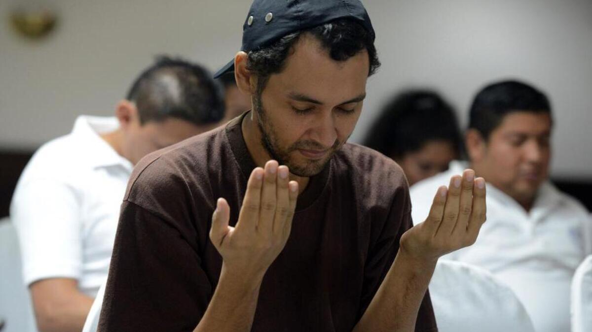 Miembros de la comunidad LGBT en Honduras participan en un servicio durante un encuentro con líderes religiosos en Tegucigalpa.