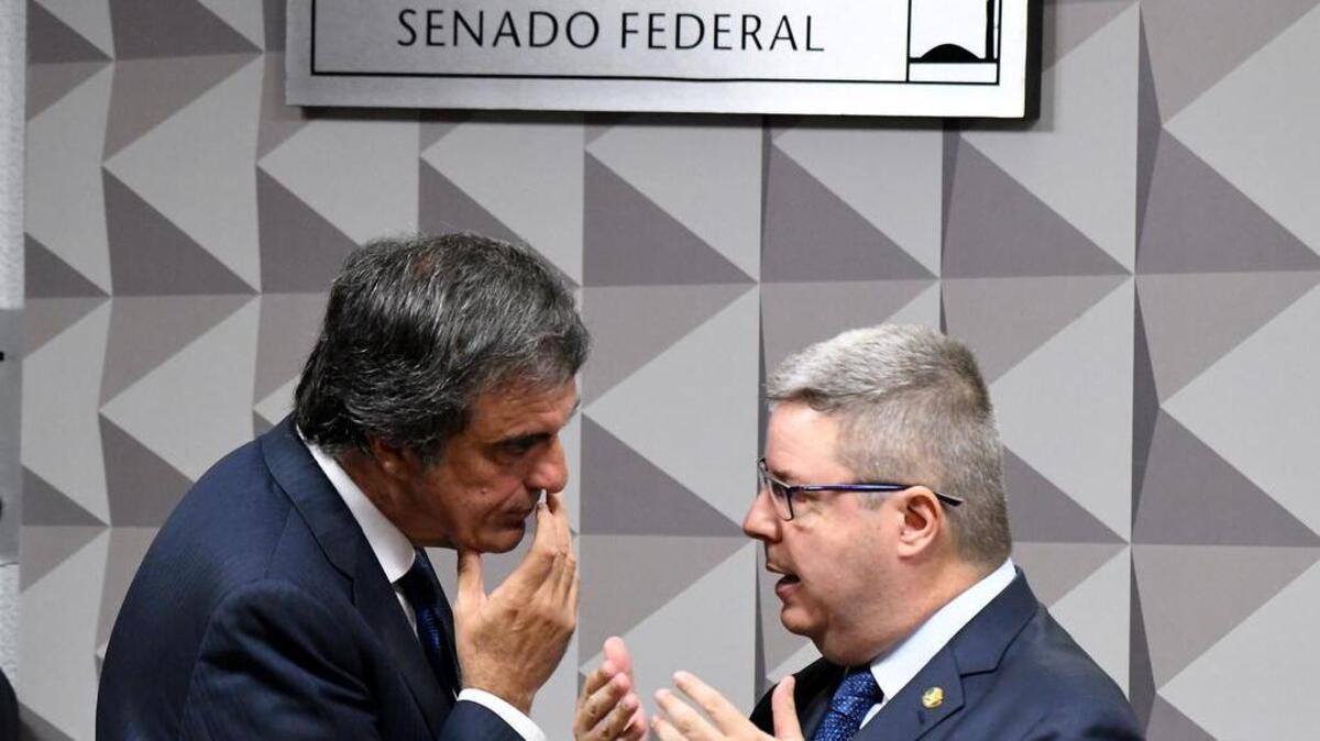 El abogado de la defensa José Eduardo Cardozo (i) conversa con el senador brasileño Antonio Anastasia (d), instructor del juicio político contra la presidenta suspendida de Brasil, Dilma Rousseff.
