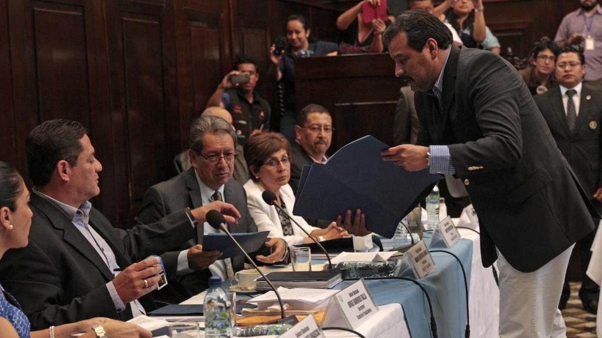 
El abogado César Calderón entrega el sábado un informe del presidente de Guatemala, Otto Pérez Molina, a la comisión del Congreso que evaluaba pedir si le eliminan o no la inmunidad. 
