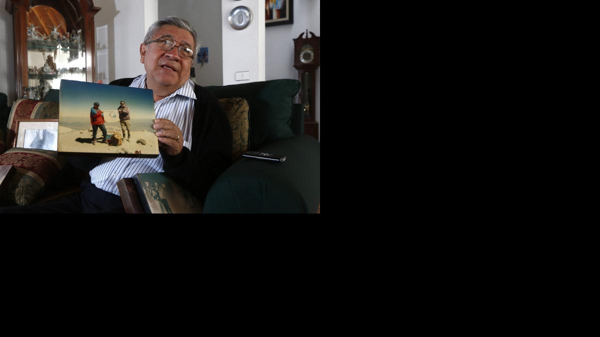 
El alpinista mexicano Luis Espinosa Ruiz muestra el sábado fotografìas de 1959 donde se observan sus incursiones a la cima del Pico de Orizaba. El día de su cumpleaños, recibió un regalo inesperado: el hombre momificado hallado en el volcán podría ser el amigo que ha buscado durante 55 años. 
