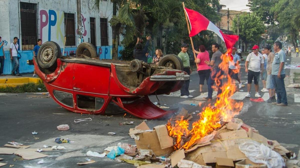 
Un grupo de personas se manifiesta contra la explotación privada del lote petrolero 192, el mayor del país, durante el paro de 48 horas en la región Loreto, en la selva norte de Perú, el miércoles. 
