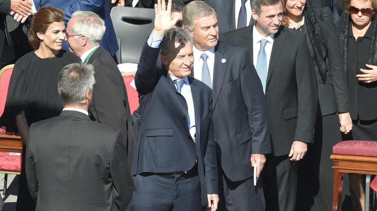 El presidente argentino Mauricio Macri (centro), junto a su esposa Juliana Awada (izquierda), durante la canonización por el Papa Francisco del primer santo argentino, el 16 de octubre en el Vaticano.