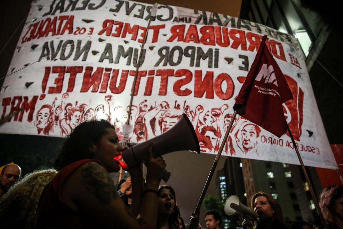 Manifestantes protestan contra el presidente de Brasil, Michel Temer el 18 de mayo de 2017, en la avenida Paulista de Sao Paulo.