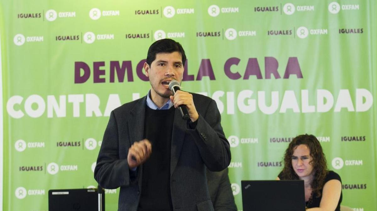 
Armando Mendoza, economista e investigador de Oxfam habla el miércoles durante una exposición en Lima, Perú. Mendoza dijo que unos 200 millones de personas están en riesgo de volver a entrar en los índices de pobreza. 
