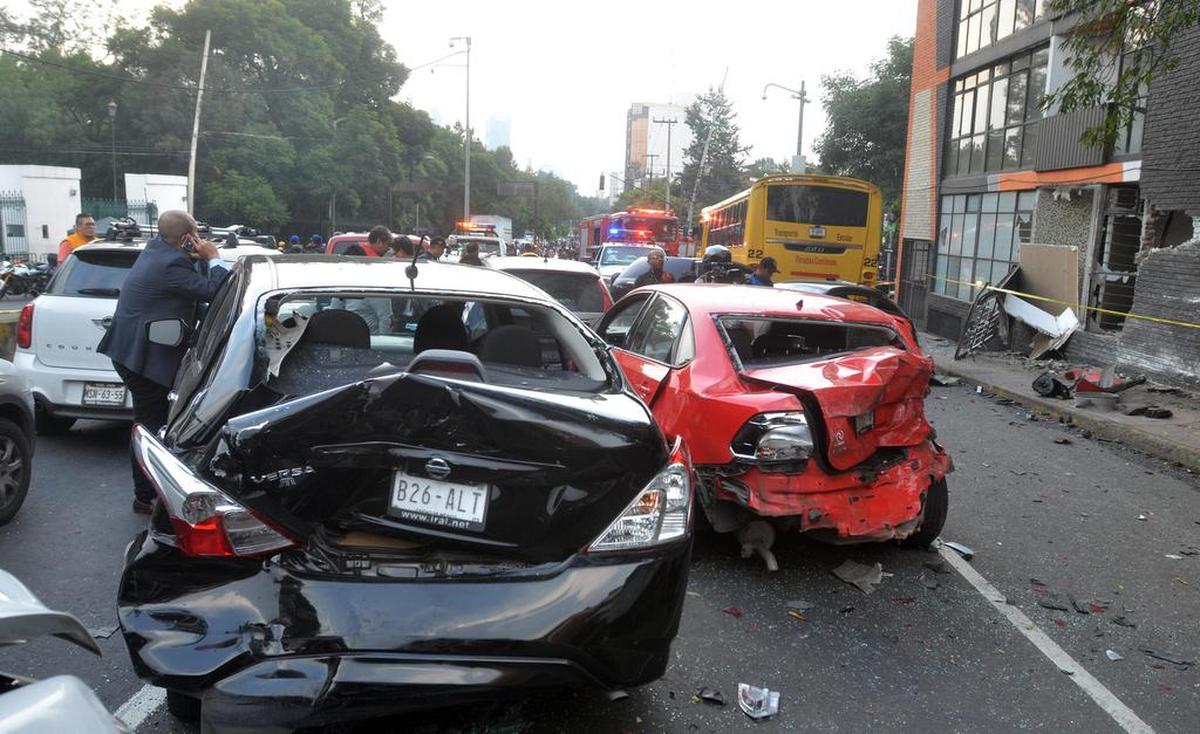 Vista general de varios vehículos destrozados tras un accidente múltiple con un camión cisterna el martes 26 de septiembre de 2017, en la avenida Constituyentes de Ciudad de México.