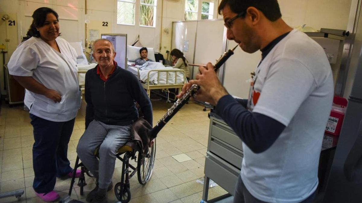 Setenta músicos, un coro, dos sopranos y un tenor sacuden la rutina del hospital Álvarez de Buenos Aires, en otro de los conciertos “sin aviso” de Música para el Alma. Esta red musical solidaria, gratuita e independiente nació en Argentina hace cinco años y hoy está presente en diez países de tres continentes.