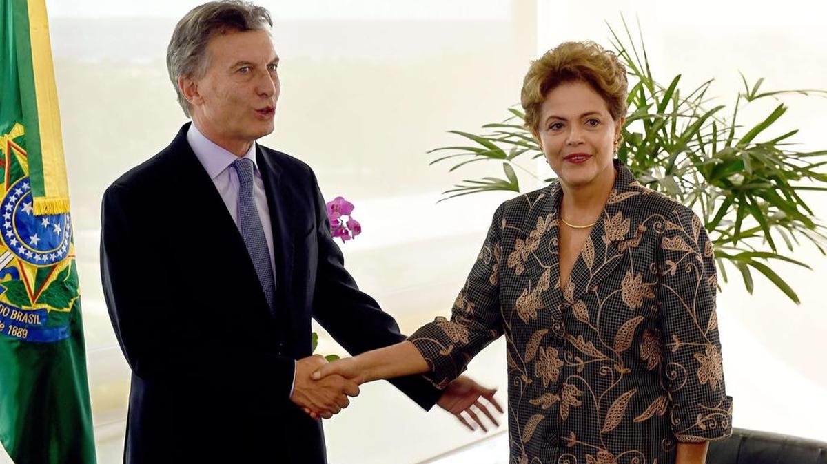 El presidente electo argentino Mauricio Macri (izq.) saluda a la mandataria brasileña Dilma Rousseff este viernes en el Palacio de Planalto, Brasilia.
