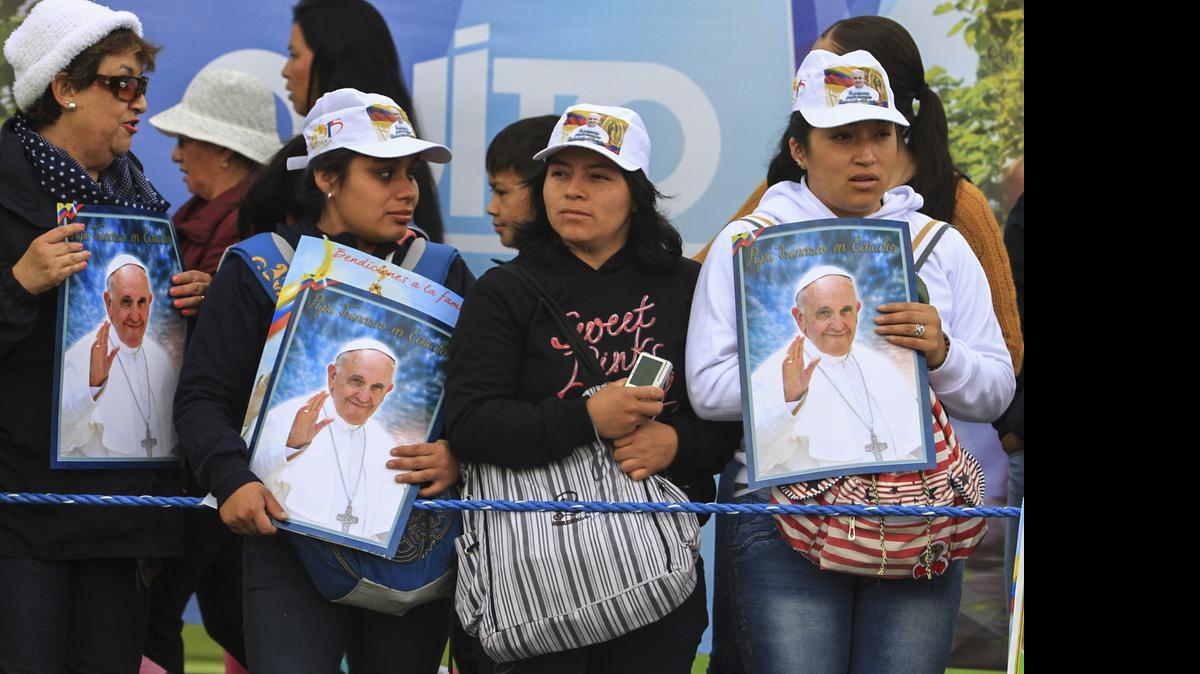 
Fieles salen al paso del papa Francisco hoy, martes 7 de julio de 2015, en su camino al parque Bicentenario para participar en la segunda y última misa campal oficiada por el papa, durante su visita a Quito (Ecuador) que comenzó el pasado domingo. 
