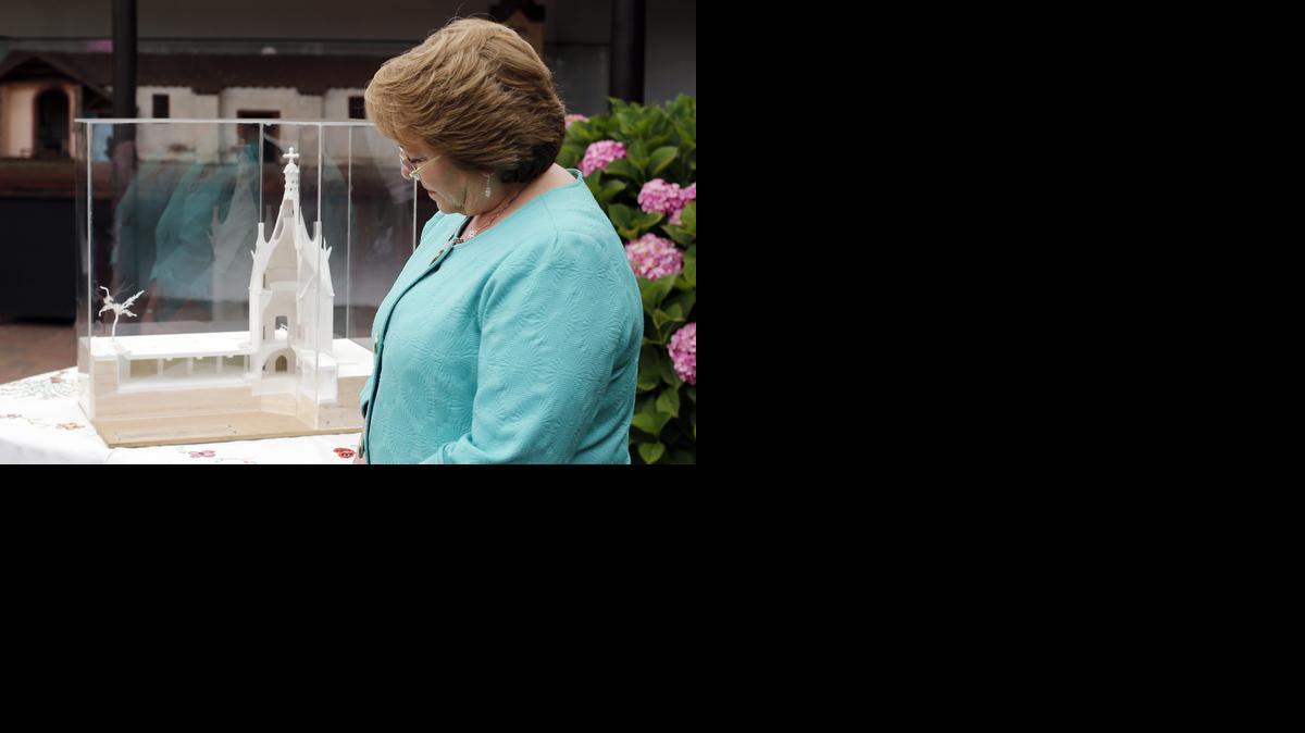 
La presidenta de Chile, Michelle Bachelet, observa el jueves la maqueta de la única obra fuera de España de Antoni Gaudí, que se hará realidad en el 2017 en Chile.


