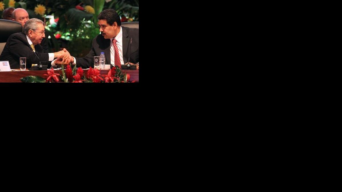 
Los mandatarios de Cuba y Venezuela, Raúl Castro (i) y Nicolás Maduro (d), encabezan la sesión plenaria de la XIII Cumbre de la Alianza para los Pueblos de América (ALBA) hoy, domingo 14 de diciembre de 2014, en La Habana (Cuba). En su discurso inaugural Castro, expresó su "solidaridad" con Venezuela así como su "más enérgica condena" ante las nuevas sanciones anunciadas por Estados Unidos contra el país sudamericano.
