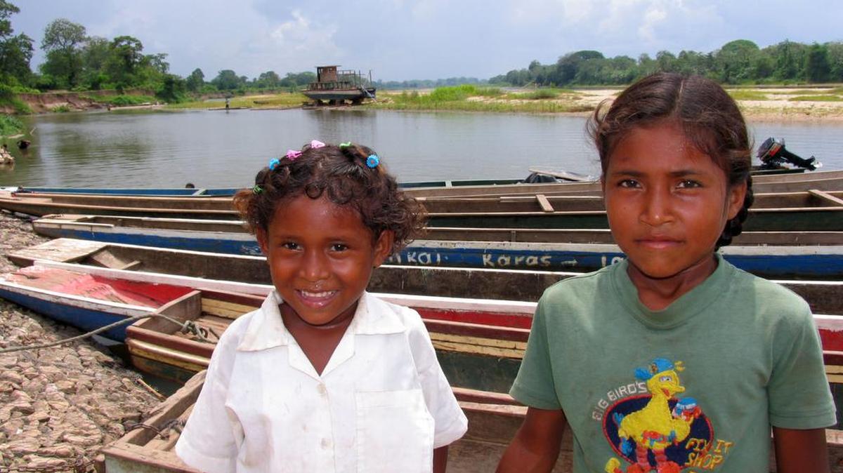 Dos niñas miskitos se reunen a las orillas del Río Coco.