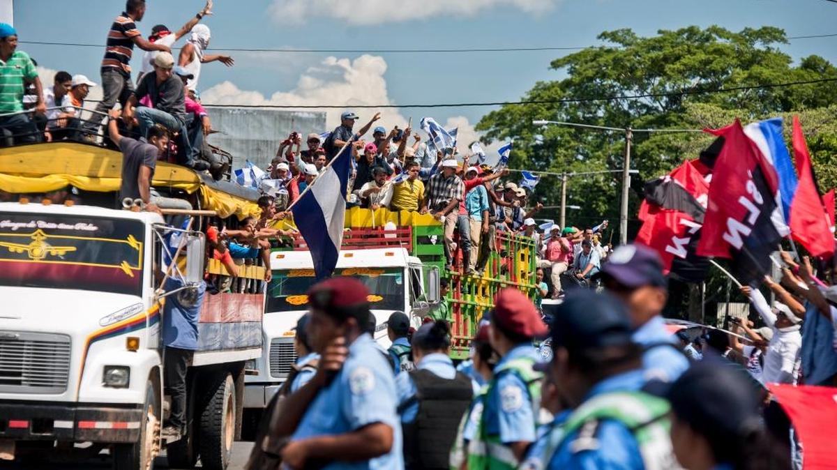 Seguidores del presidente de Nicaragua, Daniel Ortega, ondean banderas del FSLN en octubre cuando agricultores protestan contra la construcción del canal, en Managua.