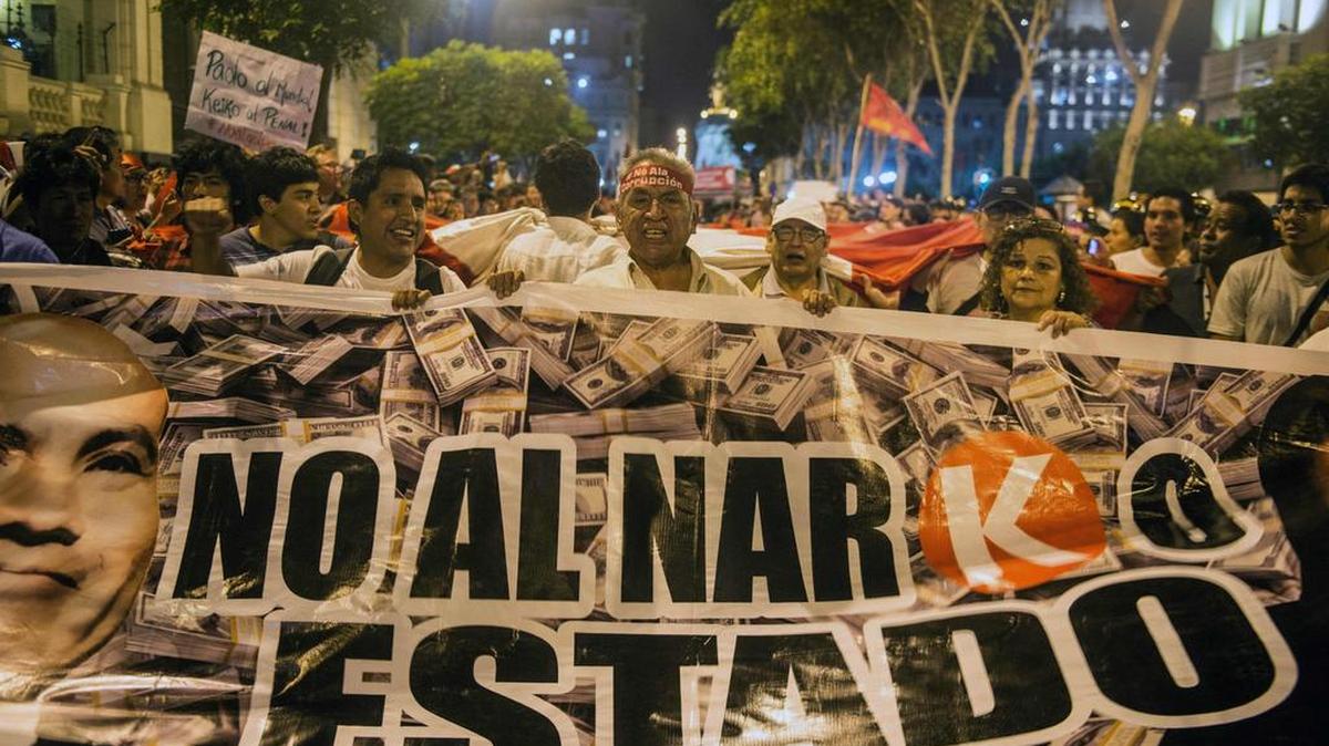 Miles de peruanos protestaron este miércoles por los escándalos de corrupción que tienen al presidente Pedro Pablo Kuczynski a punto de ser destituido por el Congreso este jueves por sus vínculos con la empresa brasileña Odebrecht.