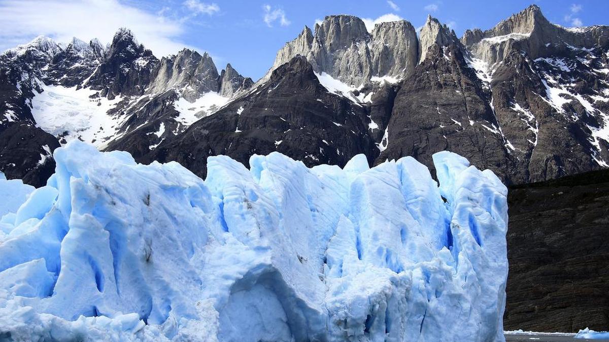 Fotografía del 9 de noviembre de 2015, que muestra un témpano cerca de la orilla del lago Grey, en el Parque Nacional Torres del Paine en la región de Magallanes al sur de Chile.  