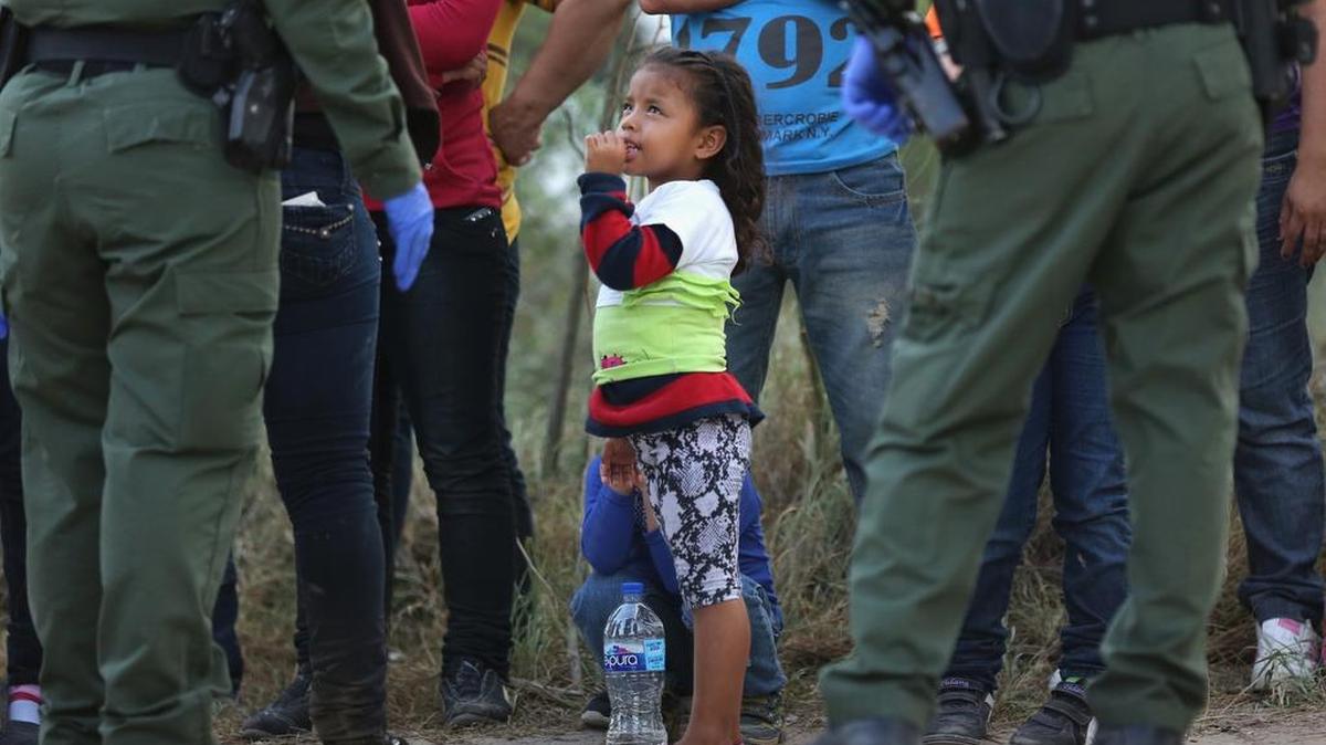 Migrantes centroamericanos esperan a que los lleven a un centro de la Patrulla Fronteriza tras cruzar a Texas desde México, en una imagen de julio del 2014.