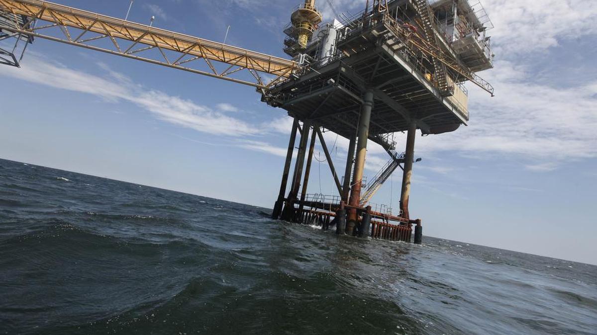 
La empresa estatal mexicana Petróleos Mexicanos (Pemex) pretende importar unos 100,000 barriles diarios de crudo ligero y propuso el año pasado un acuerdo para cambiar su crudo pesado por crudo estadounidense más ligero.
