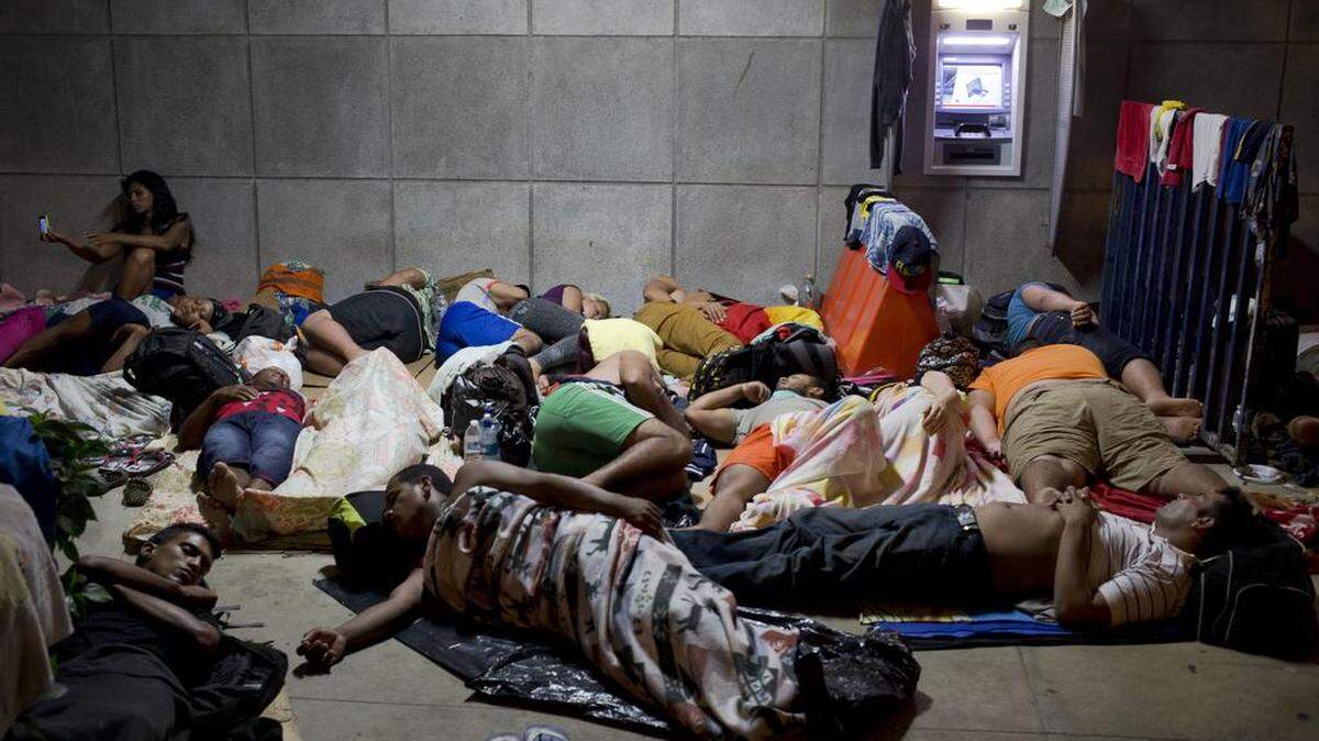 Algunos 45,000 cubanos se desplazan de Ecuador y otros países de Suramérica a la frontera de Texas y California, temerosos de que la normalización de las relaciones entre los EEUU y Cuba significará un fin inminente para especial privilegios de inmigración que se remontan a la apertura de la Guerra Fría.