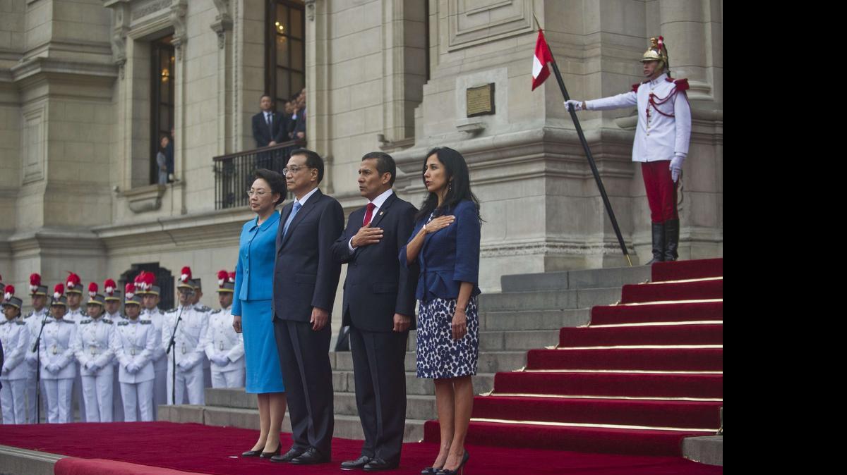 
El primer ministro chino Li Keqiang (2 izq.) y el presidente del Perú, Ollanta Humala (2 der.), con sus respectivas esposas, en Lima. 
