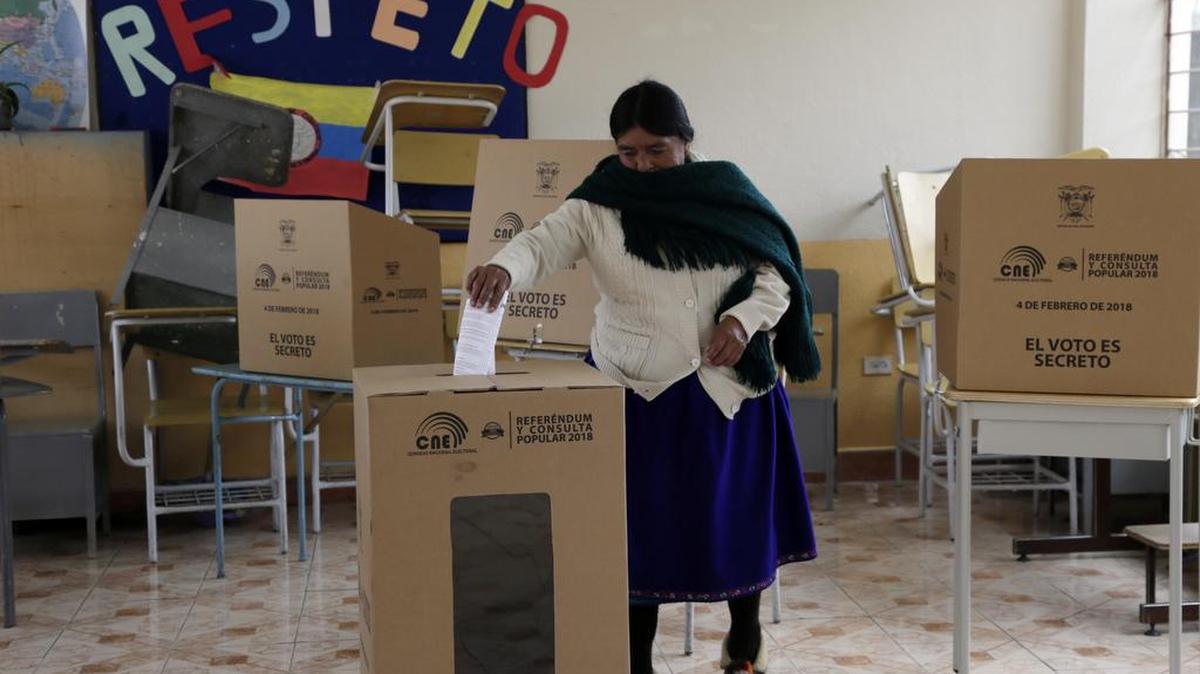 Una ecuatoriana vota el 4 de febrero de 2018 en la consulta popular convocada por el presidente Lenin Moreno, en Quito.