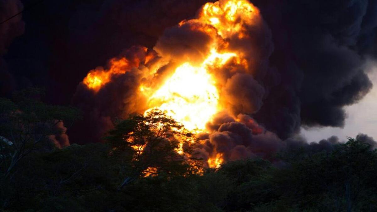 Vista de la explosión de un segundo tanque de almacenamiento de combustible en la planta de Puma Energy en Puerto Sandino, 70 km al noroeste de Managua, el 18 de agosto de 2016.
